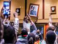 مواطنون يزيلون صورة للرئيس الزيمبابوي بعد استقالته، يوم 21 نوفمبر                                                                                                                                       