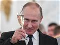 الرئيس الروسي فلاديمير بوتين يرفع كأسه تحية للحضور