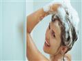 أضرار غسل الشعر بالشامبو                          