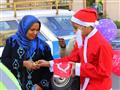 بابا نويل يوزع الشكولاتة والهدايا على السياح والمواطنين (5)                                                                                                                                             