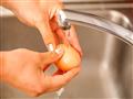 هل يجب غسل البيض قبل سلقه؟