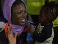 مهاجرة نيجيرية مع طفلها عند عودتهما الى بلادهما في