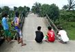 فيليبينيون يتفقدون جسرا تضرر جراء الزلزال في سوريغ