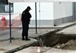 شرطي يتفقد الحفرة حيث عُثر على القنبلة في سالونيكي