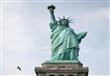 تعليق شعار مرحبا باللاجئين على تمثال الحرية
