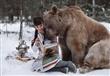 فتاة روسية تستعين بـ "دب" ضخم في جلسة تصوير                                                                                                                                                             