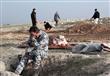 انهيار جندي عراقي بعد اكتشاف مقبرة جماعية في الموص