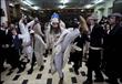 رجل يرتدى ملابس تنكرية ويرقص رقصة التاج في القدس