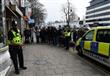 عناصر الشرطة البريطانية امام مبنى في برمنغهام تمت 