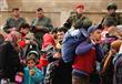 ضباط سوريون وروس يفحصون نازحين من حمص الأسبوع الما