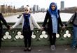 بالأوشحة الزرقاء وسلسلة الأمل.. مسلمات بريطانيا يتضامن مع ضحايا هجوم لندن (2)                                                                                                                           