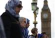 بالأوشحة الزرقاء وسلسلة الأمل.. مسلمات بريطانيا يت