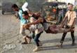 يمنيون يحملون جريحًا في محافظة لحج 27 مارس 2017 (أ