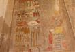 لوحة ملونة على جدار معبد حتشبسوت آمون وأمامه قرابين                                                                                                                                                     