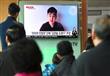 كوريون جنوبيون يتابعون بثا تلفزيونيا لفيديو يتحدث 
