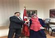 قنصلية تركيا تستقبل المصريات بالورود (5)                                                                                                                                                                