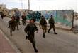 جنود إسرائيليون يجرون في شارع الشهداء في الخليل في