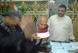 مواطن يقبل رأس خطيب مسجد الدسوقي تأييدًا للأزهر                                                                                                                                                         