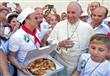 بابا الفاتيكان مع أحد طهاة البيتزا