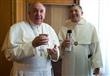 بابا الفاتيكان يتناول الشاي الارجنتيني                                                                                                                                                                  
