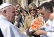بابا الفاتيكان مع أحد طهاة البيتزا                                                                                                                                                                      
