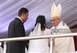 العروسان اللذان باركهما البابا فرنسيس