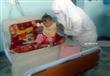 الممرضة مع الطفلة أثناء وجود وزير الصحة                                                                                                                                                                 