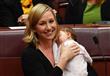 بالصور.. برلمانية استرالية ترضع طفلتها داخل البرلمان                                                                                                                                                    