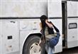 مسلح سوري معارض يستعد لركوب حافلة لمغادرة حي الوعر