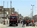 فرق الاسعاف العراقية وعمال البلدية في موقع انفجار 