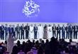 نائب حاكم دبي متوسطا الفائزين بجوائز الصحافة العرب