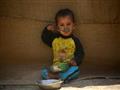 طفل سوري في مخيم للنازحين على بعد عشرين كيلومترا ش