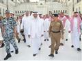 الأمير خالد الفيصل وسط رجال الأمن والقائمين على خد