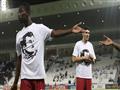 لاعبو قطر يرتدون قمصان تحمل صورة لتميم