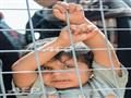 طفل عراقي وراء حاجز (أ ف ب)