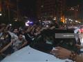 الجمهور يعترض سيارة تامر حسني لمصافحته (1)