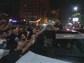 الجمهور يعترض سيارة تامر حسني لمصافحته (2)                                                                                                                                                              