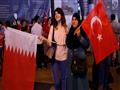 متظاهرون يحملون العلمين التركي والقطري في مظاهرة ب