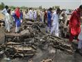 باكستانيون يتفقدون موقع احتراق الصهريج، في 26 حزير