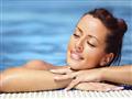  7 نصائح لحماية الشعر المصبوغ عند نزول حمام السباح