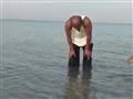 تداول فيديو لشخص يؤدي الصلاة في البحر.. وأستاذ بال