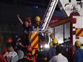 رجال الاطفاء يحاولون اخماد الحريق في الصين (أ ف ب)