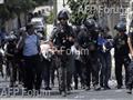 جنود إسرائيليون يعتقلون فلسطيني                                                                                                                                                                         