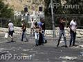 فلسطينيون يلقون الحجارة                                                                                                                                                                                 
