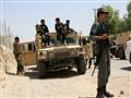 عناصر أمن افغان يجلسون على عربة مدرعة أثناء معركة 