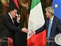 رئيس الحكومة الايطالية باولو جينتيلوني يصافح نظيره