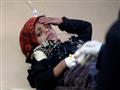 طفلة يمنية، مشتبه بإصابتها بالكوليرا، تتلقى علاجا 