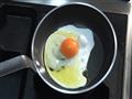 طاهي في دبي يقلي البيض على حرارة الشمس الحارقة