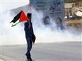 متظاهر يلوح بالعلم الفلسطيني خلال اشتباكات مع القو