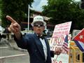 رجل يحمل لافتة مؤيدة لسياسة الرئيس الأميركي دونالد